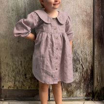 Retro Leinen-Puppenkragen Mädchenkleid 2026 Neu Frühling und Sommer Schicke Holzknöpfe Langärmeliges A-Linien-Kleid Leinen Kinderkleidung
