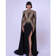 Ofherown Schwarz-Gold Luxus-Abendkleid, handgefertigt, mit Perlen besetzt, hoher Kragen, Cape-Ärmel, geschlitztes formelles Kleid, arabisches Hochzeitskleid, individuell anpassbar