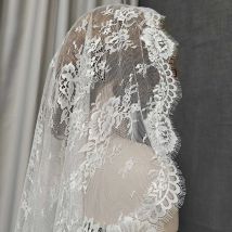 Maßgefertigter Kurzer Mantilla-Schleier mit Verstecktem Kamm, Eleganter Wimpern-Blumen-Spitzen-Brautschleier in Elfenbein, 1m/1,5m/2m Hochzeitsschleier