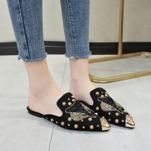 2025, neue Sommermode und atmungsaktive Outdoor-Semi-Drag-Slipper mit niedrigem Absatz und spitzer Zehenpartie aus Metall für Damen