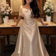 Modernes, mit Perlen besetztes Abendkleid aus Spitze und Satin mit V-Ausschnitt, schulterfrei, gerade, bodenlang, maßgeschneiderte Damen-Anlässe