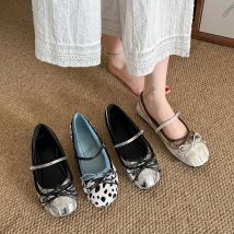 Fliege, bunte Ballettschuhe, runder Kopf, weicher Boden, Mary Jane-Schuhe, flach, flacher Mund, einzelne Schuhe, lässige Gürtelschnalle, flache Schuhe