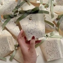 Mini-Geschenkbox mit Goldprägungsprozess und Band, Blumen-Süßigkeitsbox, Hochzeitssüßigkeitenschachtel, Geschenkbox für Hochzeiten