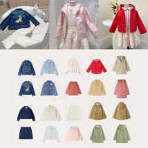 Auf Lager 2025, Herbst-Winter-BP-Mädchen-Mantel, Jungen-Kapuzenjacke, Kinderpullover für Mädchen, Jeansjacke und Röcke, Anzug für Jungen, Windjacke