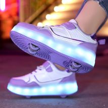 Vierrädrige Rollschuhe. Wanderschuhe für Jungen und Mädchen können mit blinkenden Lichtern für Grundschüler gehen, gleiten und schrumpfen