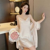 Solide Pyjamas Frauen zu Hause tragen Eis Seide schöne Rückseite Split Swing Neck Bottom Sling Kleid Bademantel Nachtwäsche