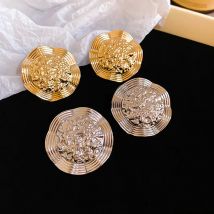 DREJEW Neue Plissee Blume Ohrringe für Frauen Licht Luxus Mode Stud Ohrringe Exquisite High-end-Vergoldung Schmuck