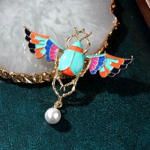 Geflügelte Skarabäus-Brosche, bunter ägyptischer Revival-Käfer, Ägypten-Anstecknadel, neue Legierung, fallender Ölkäfer, Perle, Brustnadel, Damen-Insekt