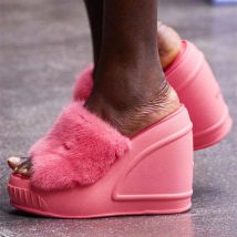 Marken modenschau Damen Hang Absatz dicke Sohle Hausschuhe neue hochhackige Damen leichte lässige Pelz hochhackige Sandalen 43