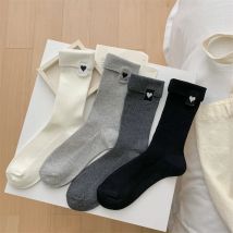 Frauen Socken Neue Mode Nette Stickerei Herz Brief Asymmetrische Lange Designer Socken Grils Kawaii Socken Casual Stil