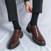 2024, neuer Trend für Männer, einfache Brock-geschnitzte Lederschuhe für Männer, ein Slip-on-Lazy-Business-Kleid, alle passenden Freizeitschuhe für Männer