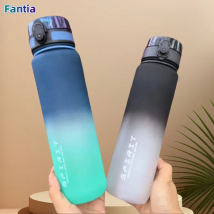 500ML/1000ML Bottiglia d'acqua sportiva di grande capacità Motivazionale a prova di perdite Bicchieri di plastica riutilizzabili portatili Brocche da palestra da viaggio all'aperto