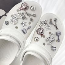 16 Stück silbrige Mode Original Design Glücksbringer Schuhdekoration Charms geeignet für Crocs Clogs Bogg Strandtasche