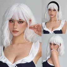 Weiße blonde Bob-Perücke, kurze gewellte platinblonde Cosplay-Lolita-Kunsthaar-Perücken mit natürlichem, flauschigem Pony für Frauen und Mädchen