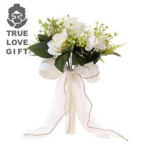 Der Hochzeitssimulations-Sohn der Braut aus beiger Spitze hält Blumen, um Fotos zu machen, Requisiten für westliche Brautjungfern