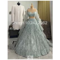 Silbergraue indische Brautkleider mit feenhaften langen Ärmeln, zweiteilig, Perlenapplikationen, Lehenga-Kaftan-Brautkleid in Sondergröße