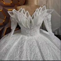 Maßgeschneidertes Prinzessin-Ballkleid-Hochzeitskleid mit langen Ärmeln, V-Ausschnitt, schulterfrei, 3D-Applikationen, Perlen, Spitze und Rüschen