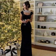 Maßgeschneiderte Vintage-Abendkleider mit Perlen, Mesh-Patchwork, Flügelärmel, formell, فسات), Mohamed 1914 – Pride – Outfit aus schwarzem Satin