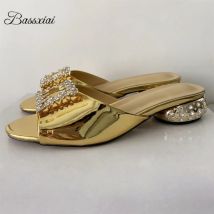 Einzigartige Kristall Dekor Elliptische Ferse Sandalen Frauen Luxus Patent Leder Pumps Strass Quadratische Schnalle Sommer Mules
