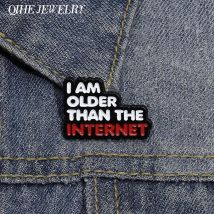 Sono più vecchio di Internet Spille in smalto duro Citazioni divertenti personalizzate Spilla Zaino Distintivo da bavero Accessori di gioielli per gli amici