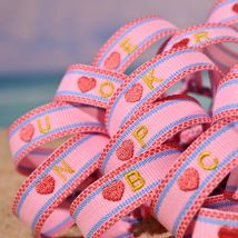 2024 Neues 26-Stickerei-Anfangsbuchstaben-handgewebtes Herz-Armband für Frauen, Sommer, Strand, rosa Freundschaftsliebhaber-Armband