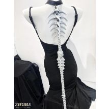 Die große Punk-Gothic-Drachen-Wirbelsäulen-Halskette, ein Nischendesign, ist ein Schmuckzubehör für Männer und Frauen im Karneval