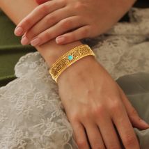 Exquisites, verziertes, durchbrochenes Design mit türkisfarbenem Edelstahlarmband. Geeignet für den täglichen Gebrauch und als Geschenk. Unisex-Stil