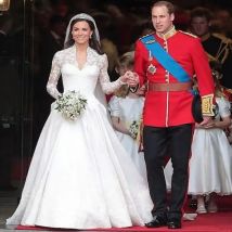 Elegantes Kate Middleton A-Linie Prinzessin Brautkleid Spitze Lange Ärmel V-Ausschnitt Kapelle Zug Elfenbein Satin Brautkleider Maßgeschneidert