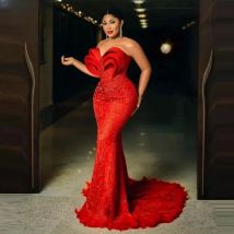 Rote afrikanische Aso Ebi Abendkleider Meerjungfrau Schatz Spitze Feder formelles Partykleid Ballkleider für schwarze Mädchen individuell