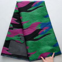 Lebhafter schwarzer afrikanischer Jacquard-Spitzenstoff – Broskat mit Blumenmuster in Grün, Rosa und Blau für modische Kleidung ​