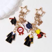Neue 2024-Abschluss-Bachelor-Uniform, Hut, Trophäe, Emaille-Schlüsselanhänger, modisch, klassisch, Schule, Souvenir, Geschenk für die Handarbeit