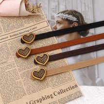 Ultraschlanke Damengürtel. Herzförmige Schnallen, Druckknöpfe. Bequem, langlebig, vielseitig. Für die Kleideranpassung