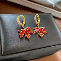 Zirkon rot Ahornblatt Ohr schnalle Persönlichkeit Ohrring für Frauen leichte Luxus Tropfen Ohrringe hochwertige Frauen Großhandel Schmuck