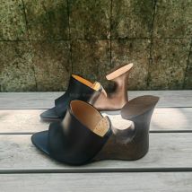 Holzkeil-High-Heels-Hausschuhe für Damen, 2022, Sommer, neu, schwarzes Leder, offene runde Zehen, absatzlose Sandalen, halbe Schuhe, Größe 42