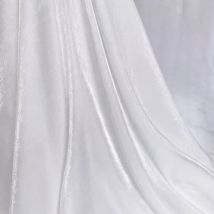Seidiger Satinstoff aus Kristallglas, glitzernder schillernder Stoff, glänzendes Kleidermaterial, glänzender Bekleidungsstoff, weiß