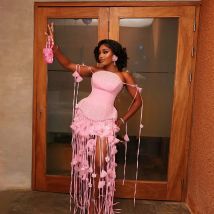 Rosa Gerades Cocktailkleid mit Blumen, Quasten und Perlen Luxuriöses Geburtstagskleid Afrikanische Abendkleider 2026 Ballkleider MaßanfertigungRosa gerades Cocktailkleid mit Blumen Tasseln Perlen