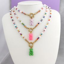 QMHJE Frauen Halskette Boho Candy Bär Charm Perle Regenbogen Halsband Imitation Perle Edelstahl Sailor Verschluss Diy Großhandel Strand