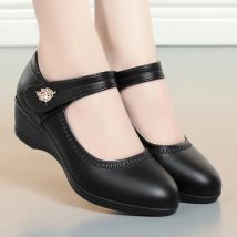 Wiosenne codzienne kliny damskie czarne miękkie skórzane buty moda komfort okrągła główka pompy biurowe luksusowe buty antypoślizgowe