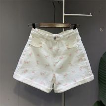 Weiße, mit Blumenmuster geflanckte Denim-Shorts für Damen im Frühjahr und Sommer 2022. Neue, hoch taillierte, vielseitige und dünne Hotpants mit weitem Bein