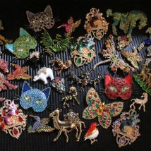 SKEDS Women's Fashion Rhinestone animal Cat Brooch Cute Dragonfly Hourse Corsage High-End Crystal Pin New Design Vintage Badges