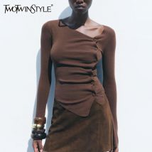 TWOTWINSTYLE Solide Verstärktes Falten Designer T Shirt Für Frauen Skew Kragen Langarm Patchwork Tasten Chic T Shirts Weibliche Neue