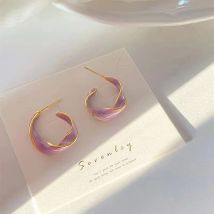 Neue Mode Lavendel lila Ohrringe für Frau Metall goldene verdrehte Kunst Linie lila Ohr stecker Geschenk Schmuck Großhandel