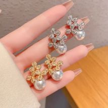 FLOWER Designer Messing 18k vergoldet Zirkon weiß 2025 neue Mode Luxus einzigartige süße hochwertige Perlenohrringe