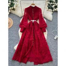 Schickes Vintage-Kleid mit einreihiger Spitze und O-Ausschnitt und langen Ärmeln. Elegantes, feenhaftes koreanisches Mode-Damenkleid