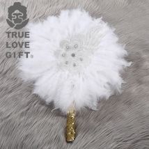 Eine stücke Hochzeit Braut Brautjungfer hält eine handgemachte bunte Hochzeit Runde Feder Fan