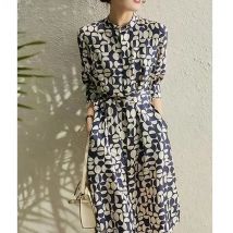 2025 Geometrischer Druck High-Fashion Sense Kleid aus 100 % Maulbeerseide, Temperamentkleid aus Seide, Damen-Sommerkleid aus marineblauem Seide