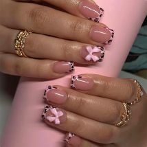 24Pcs Różowe sztuczne paznokcie w stylu francuskim 3D Bowknot Designs Short Square Press on Nails Sweet Korean Fashion False Nail for Women Girl