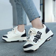 Rampage-Schuhe für Mädchen mit vier Rädern und Knöpfen, schrumpft Studentenjungen mit verformten Rollschuhen. Modische Rollschuhe mit Rollen