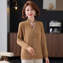 Mittleres Alter und ältere Frauen gefälschte zwei Stücke Frühling Herbst stilvolles Design Sensibilität Langarm T-Shirt Basisschicht Top