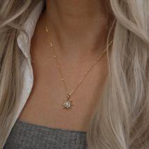 KISS MANDY Halsketten mit Sonnenanhänger aus 925er Silber mit Zirkonia für Damen und Mädchen, luxuriöse Zirkonia-Halskette, Schmuck, Geschenk SAPN50